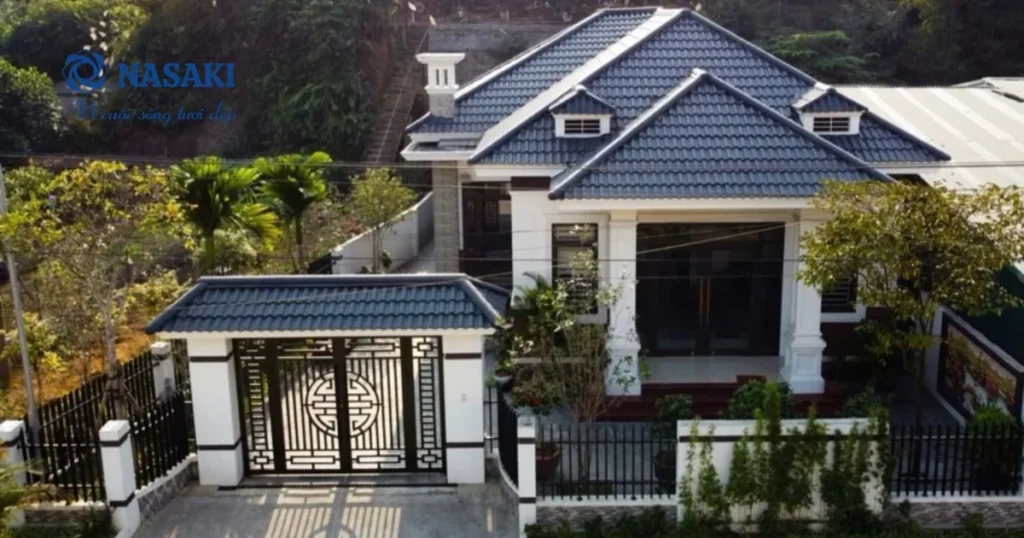 Nhà vườn lợp ngói không nung NASAKI tông xanh đậm sạch rêu mốc