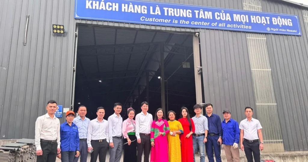 Đoàn CLB Đầu tư và Khởi nghiệp DNT chụp ảnh tại nhà máy NASAKI