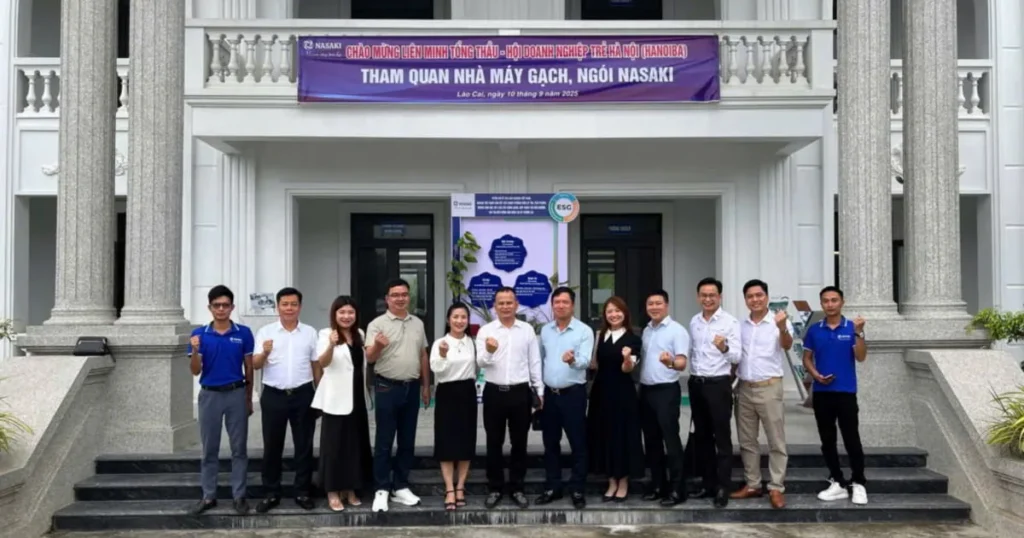 Đoàn Hội Doanh nghiệp trẻ Hà Nội chụp ảnh tại trụ sở NASAKI