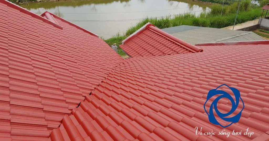 Mái ngói đỏ đồng đều màu sắc, không bị ngói lệch màu