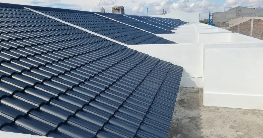 Mái ngói tông xám sau mưa, chịu tác động của độ ẩm miền Bắc