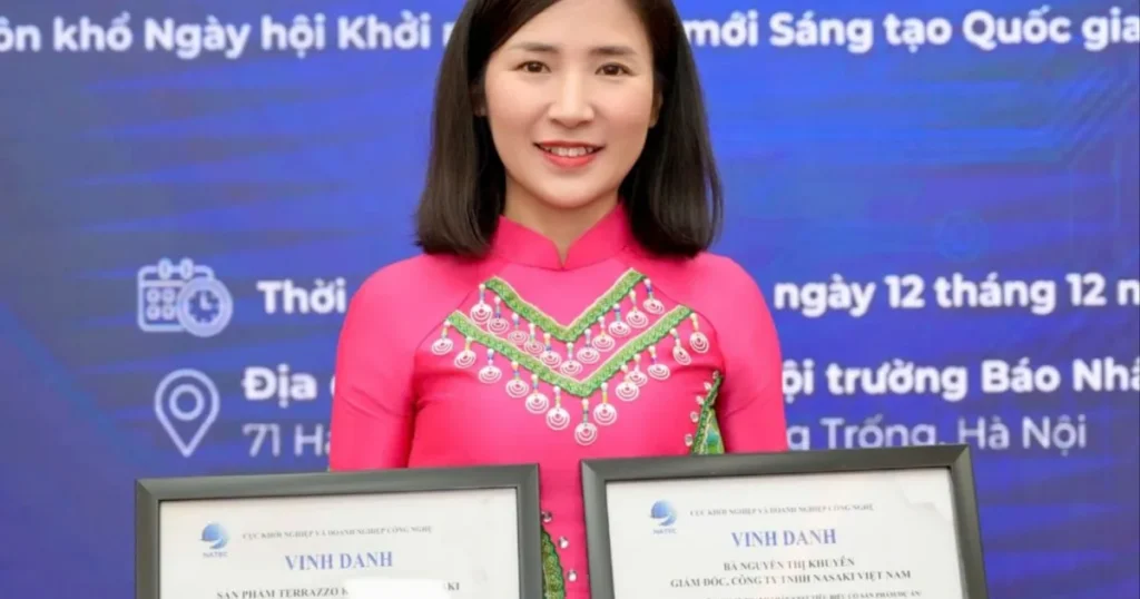 Giám đốc NASAKI với hai chứng nhận tại Techfest Vietnam 2025