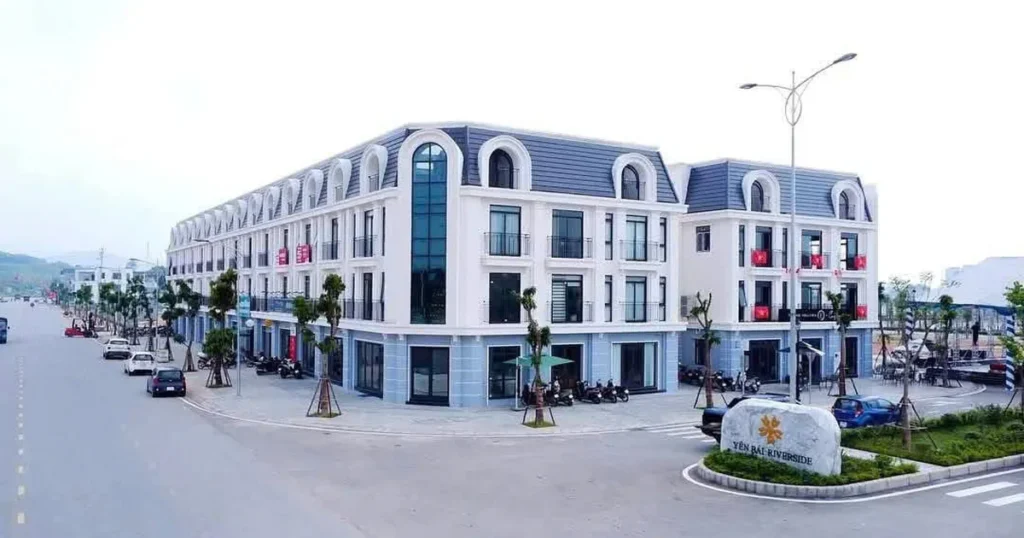 Dãy nhà phố Riverside Yên Bái lợp ngói phẳng trơn NASAKI