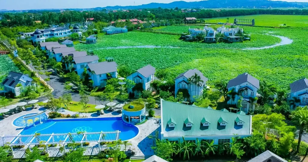 Toàn cảnh Vườn Vua Resort & Villas với biệt thự ven đầm sen